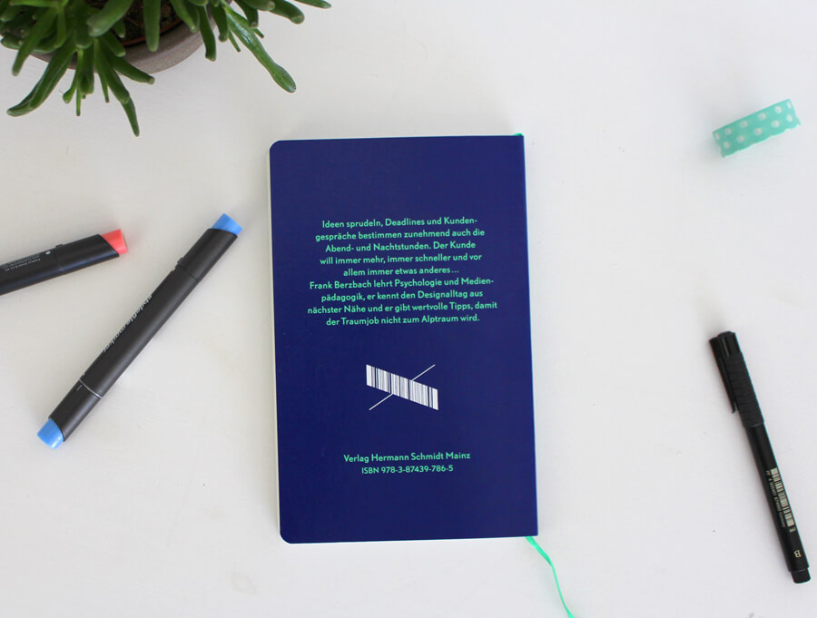 Buchvorstellung "Kreativität aushalten: Psychologie für Designer" von Frank Berzbach | Achtung Designer Kreativität aushalten: Psychologie für Designer / © Gudrun Wegener