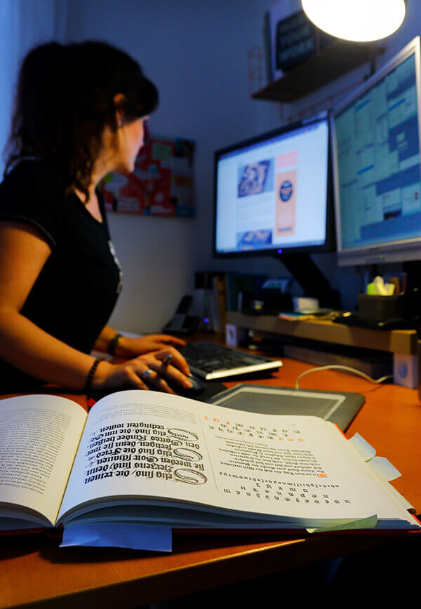 "Wer nicht wagt, der nicht gewinnt" - Interview mit der Designerin Jennifer Pluskat | Achtung Designer Jennifer Pluskat Arbeitsplatz Recherche