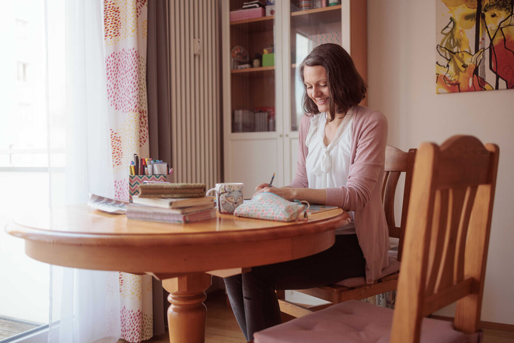 "Wenn du für etwas brennst, dann hab den Mut. Es lohnt sich!" – Interview mit Janina Steger | Achtung Designer Designerin Janina Steger am Arbeitsplatz