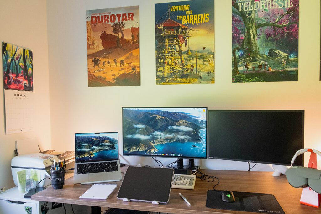 Mit Agenturerfahrung zu erfolgreichen Selbstständigkeit - Interview mit Designerin Laura Hammerschmitt | Achtung Designer Laura Hammerschmitt-Arbeitsplatz